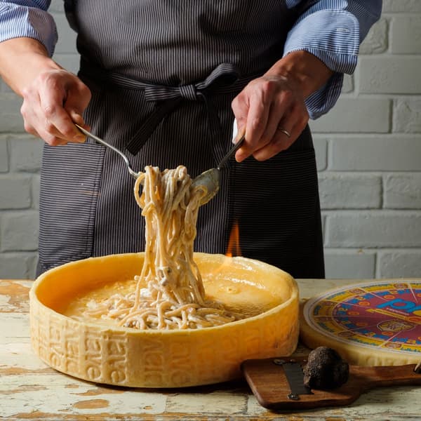 Pasta que se mezcla dentro de la rueda de queso