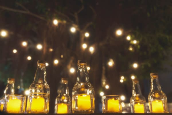 TAMARIBA ตกแต่งด้วยระฆังลมและโคมไฟจากขวดอะวาโมริ