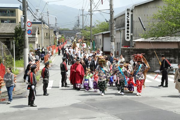 Goshinko procession with children's parade