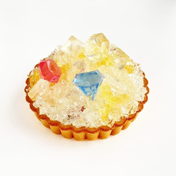 The diamond expressed in freshly cut agar confections shines like a real gemstone