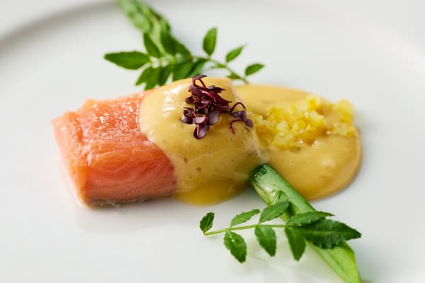 木更津Okasodachi鮭魚佐蘆筍和日式香草荷蘭醬