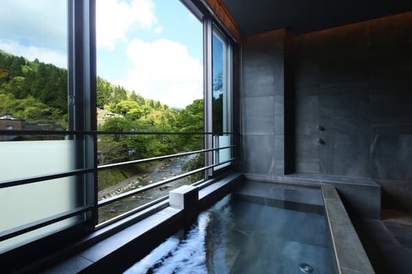 半露天溫泉客房「川見」– 日式現代套房（87 平方米，最多可容納 6 位客人），2023 年翻新