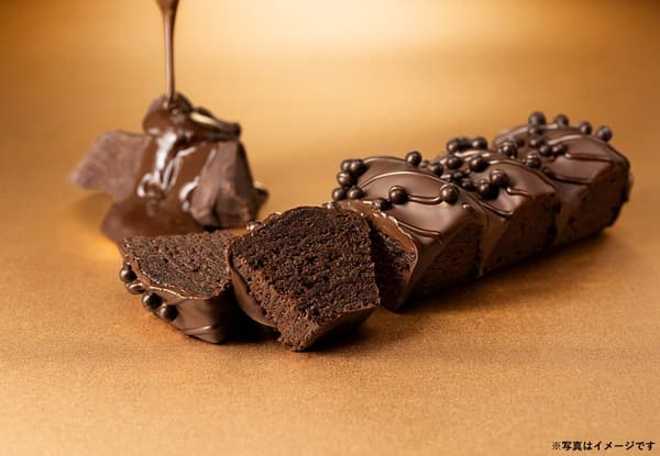 Primer plano de las capas del baumkuchen De La Chocolat Ginza