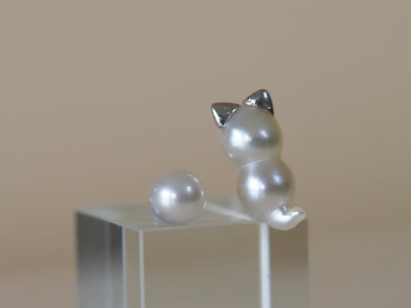 Perla de gato con orejas de plata añadidas a una perla única