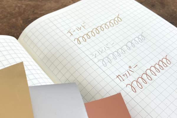 Tres acabados de foil que muestran efectos de oro, plata y cobre