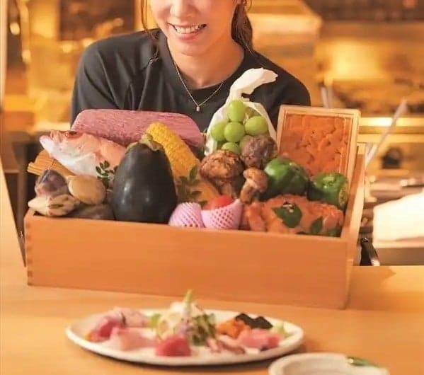 손님들이 요리하기 전에 살펴보고 선택할 수 있는 규슈산 제철 생선과 채소