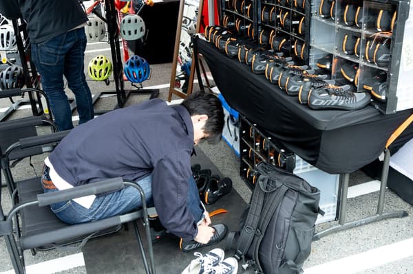 마음에 드는 것이 있으면 직원에게 도움을 요청하여 착용해 보세요