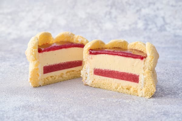 Pastel Charlotte aux Fraises que muestra la calidad de la fresa del jardín