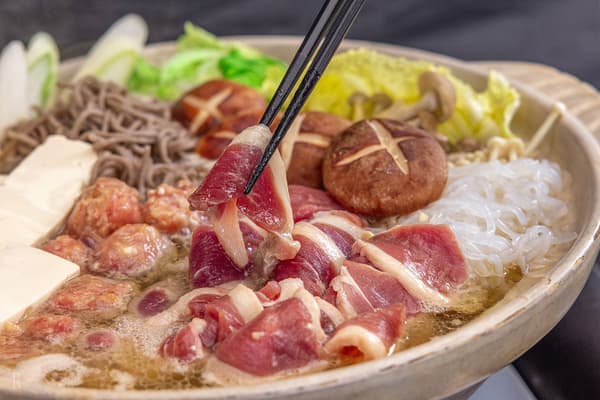 使用当地食材制作的近江鸭火锅