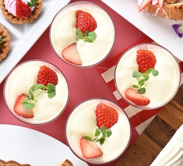 Live Dessert - Strawberry and Mascarpone Mousse with Two Types of Strawberries