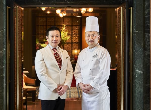 Maestro de Té Senior y Especialista Internacional en Cocina Medicinal Junya Oda con el Chef del Restaurante Chino 