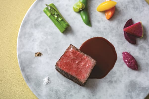 以近江牛与朝香实酒为主角的初夏法式套餐