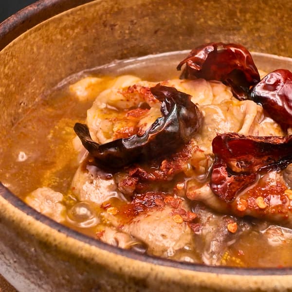 砂锅中炖煮的四川风味香料牛肋排——一道温暖身心的奢华菜肴