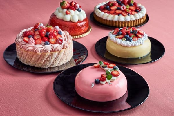 Varios postres de fresa en exhibición