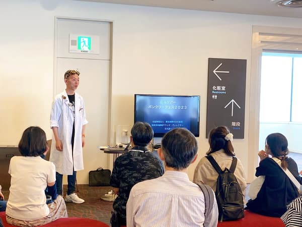 극장을 탐험하는 방문객