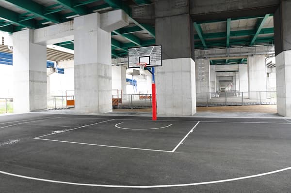 สนามบาสเกตบอล 3 ต่อ 3 ก็พร้อมให้ใช้งาน