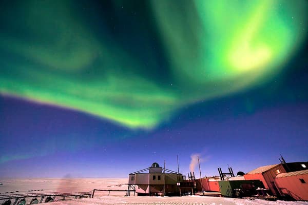 แสงออโรร่าส่องประกายเหนือสถานี Showa ของแอนตาร์กติกา