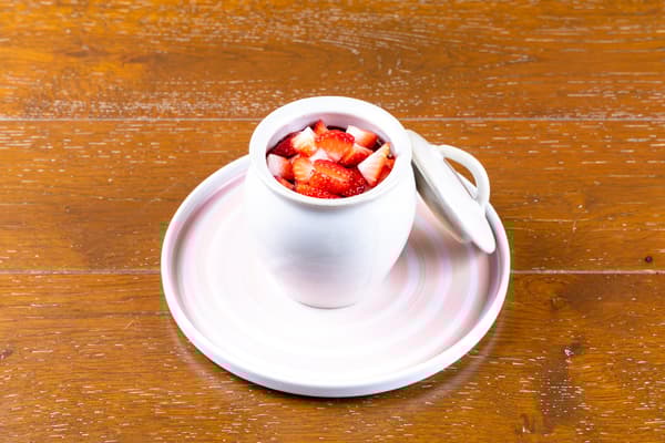 Rico tiramisú de hojicha hecho con fragante hojicha de Shizuoka, combinado perfectamente con salsa de fresa dulce