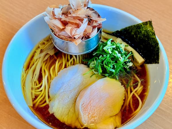 北广岛“中华荞麦面六国”– 鲣鱼和鸡肉中华风味面条汤（第二轮，首次亮相），1,200日元