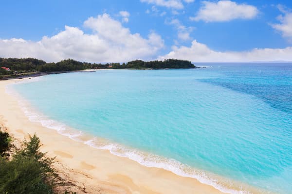 Vista de la bahía de Nago desde el balcón del hotel