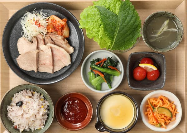 오카야마 복숭아 돼지고기 보쌈 정식 – 1,780엔