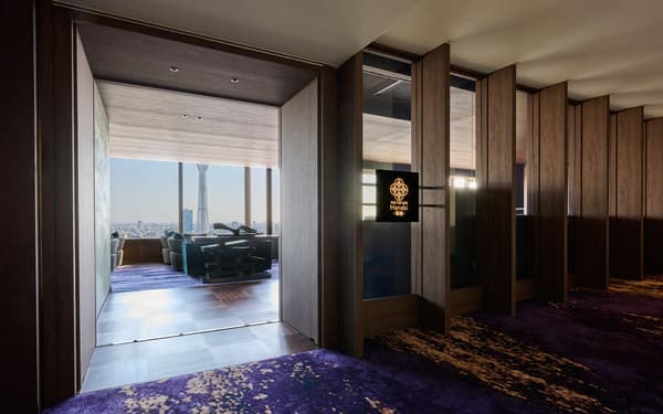 THE TOP BAR Hanabi 라운지 내부, 탁 트인 도시 전망