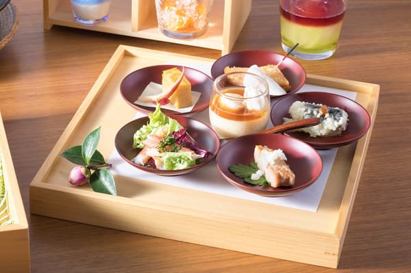 Obanzai bellamente dispuesto en platos con forma de flor de ciruelo