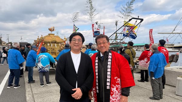 El jefe de la Cooperativa Pesquera de Iwaya, Nii (derecha) y Ryoji Yasui de Iwaya Sengyo (izquierda)