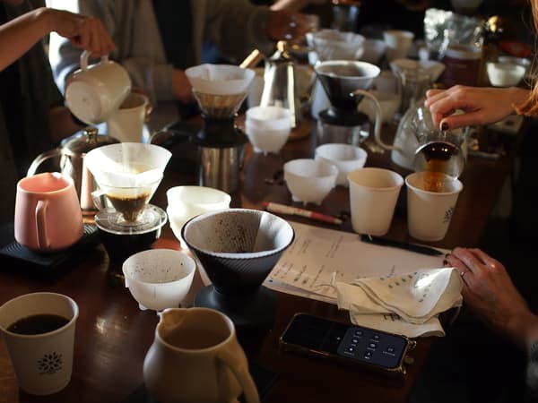 Lokakarya kopi tetes juga diadakan di kafe; sesi-sesi tersebut secara alami memicu percakapan dan koneksi baru di antara para peserta