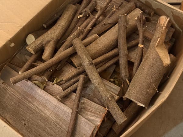 วัสดุไม้เหลือใช้ที่จัดหาโดยบริษัทก่อสร้างในท้องถิ่น