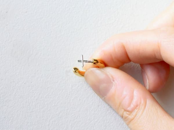 Cómo asegurar el pendiente después de insertarlo en el orificio de la perforación