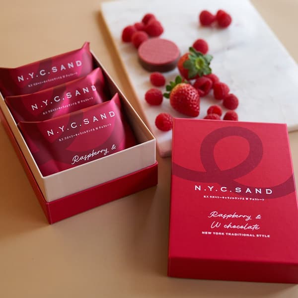 N.Y. Raspberry Caramel Sand & W Chocolate detail