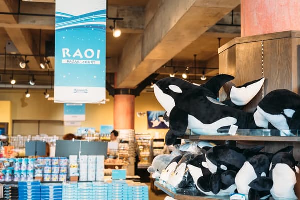 Tienda de recuerdos Marine Market con productos de orcas