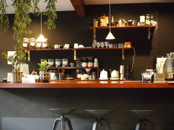 Interior lantai pertama lokasi Teramachi dirancang untuk membangkitkan kedai kopi; para tamu dapat memilih biji kopi mereka sambil mengobrol dengan barista dan menyaksikan proses pembuatan bir dari dekat