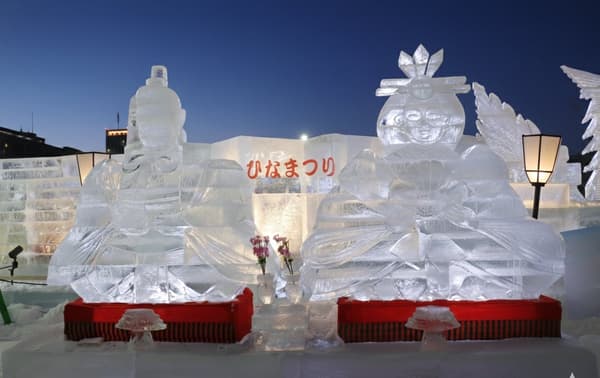 ภาพจัดแสดงประติมากรรมน้ำแข็งตุ๊กตาฮินะ
