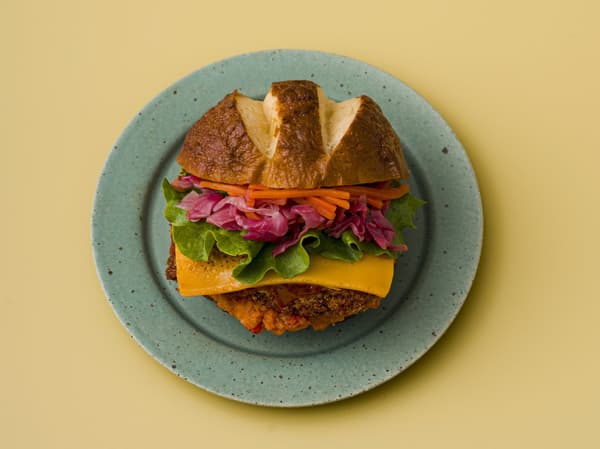 Burger Pretzel Mackerel Katsu dengan Saus Tomat dan Risotto Spesial ¥864 / Wakahiro TOKYO