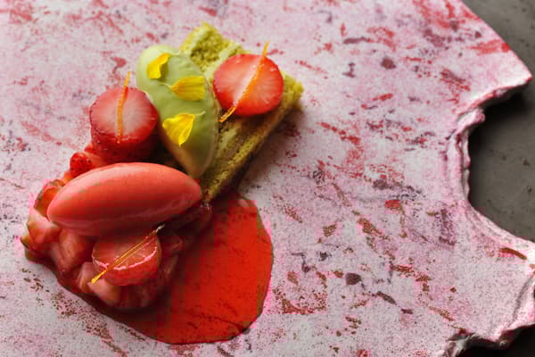 Dolce de fresa y guisantes verdes