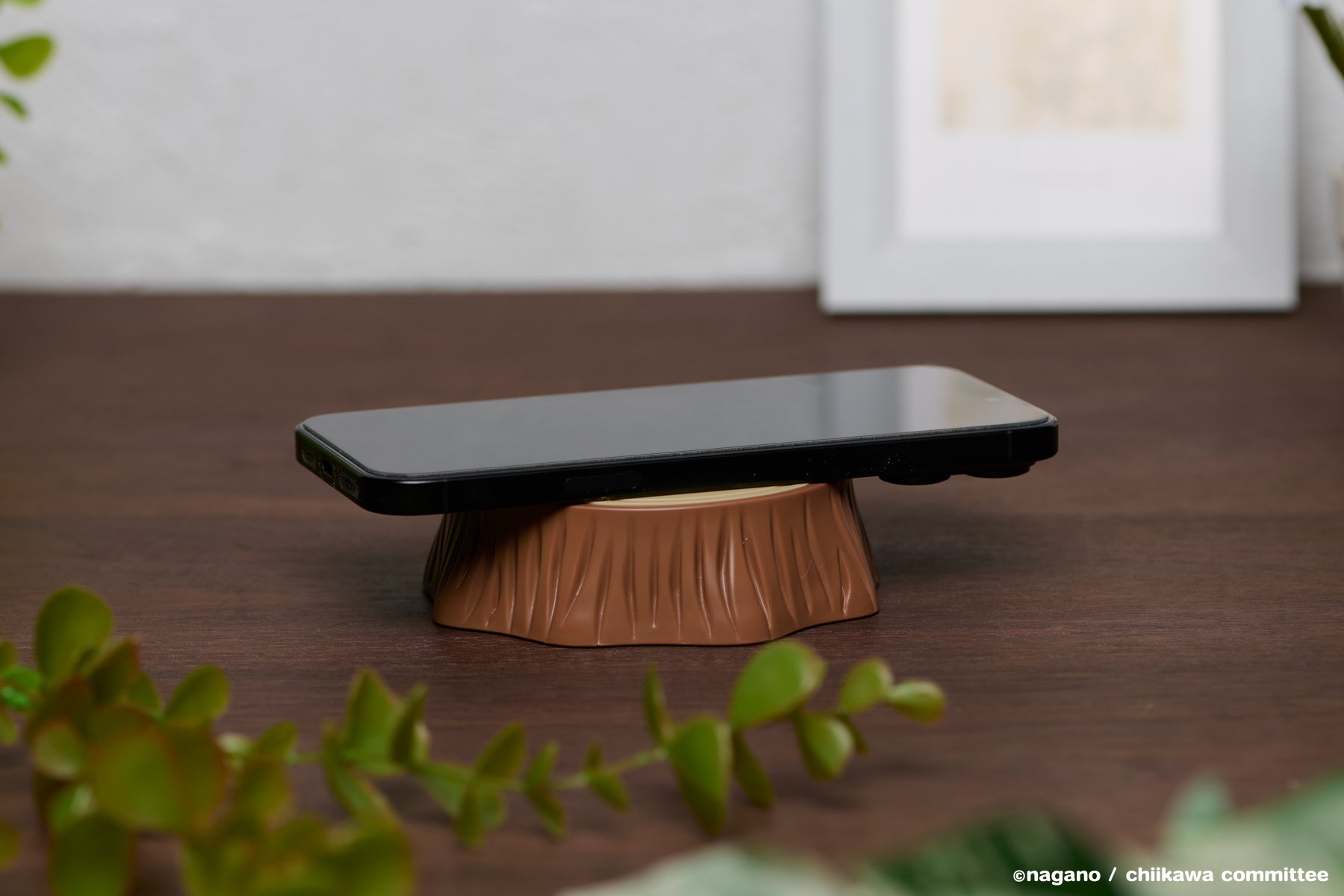 Charge your smartphone simply by placing it on the base