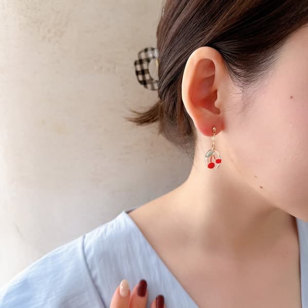 Detalle de los Pendientes de Titanio de Fresa