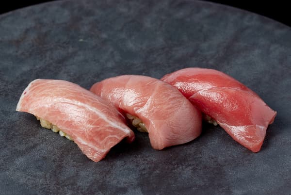 El primer sushi añejo en hielo del mundo® «¡Lo último! Surtido de atún rojo»