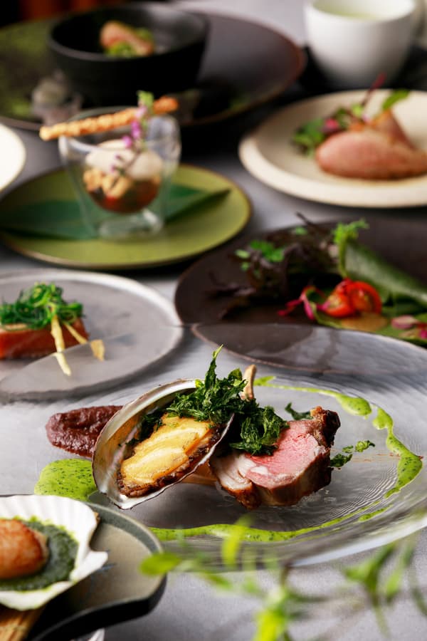 炭烤羔羊与玄界滩鲍鱼配八女玉露酱汁