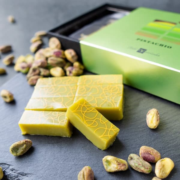 토시 요로이즈카의 시그니처 피스타치오가 특징인 쇼콜라 피스타슈