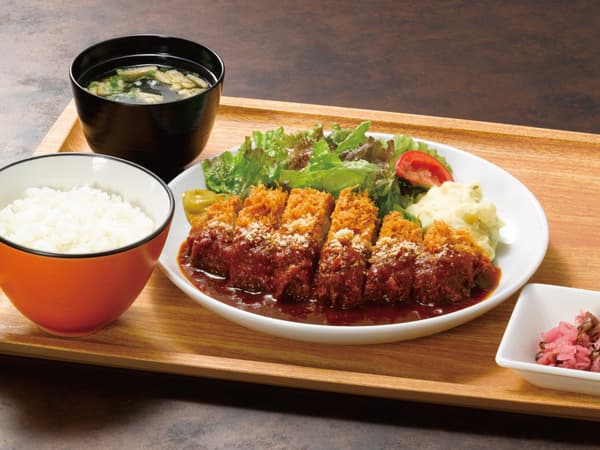 데미글라스 소스를 곁들인 포크 커틀릿 세트