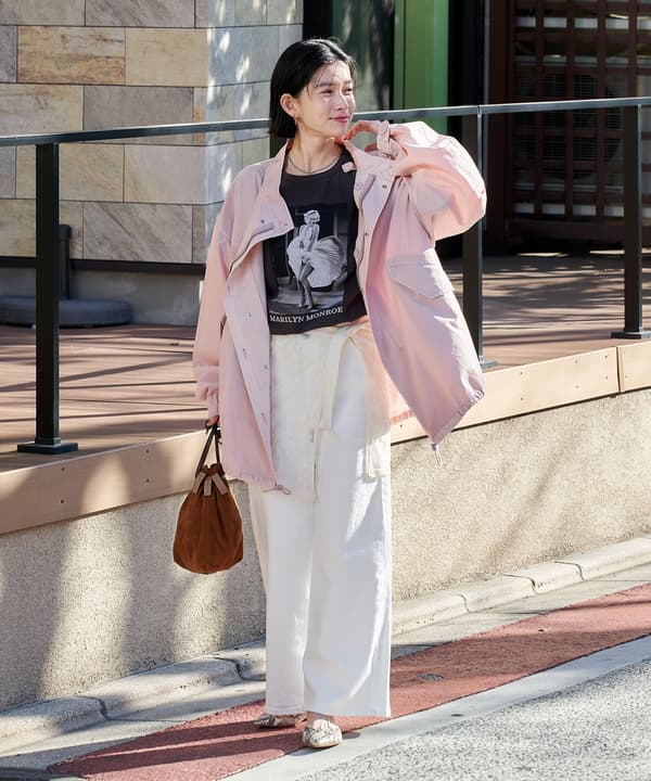 Vista frontal del abrigo corto estilo M-65 con efecto deslavado