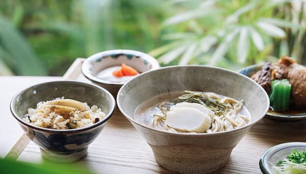 The Hon Soki Soba Set featuring traditional pork rib soba, juushi (Okinawan rice), and local side dishes