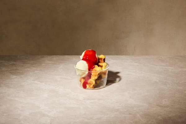 Parfait de gofre con fresa - Exclusivo de Kyoto Rokkaku Cafe