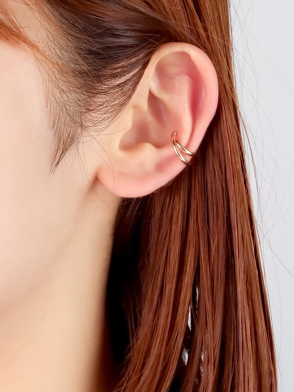 Vista lateral del brazalete de oreja de doble línea VARIÉLLE K10YG