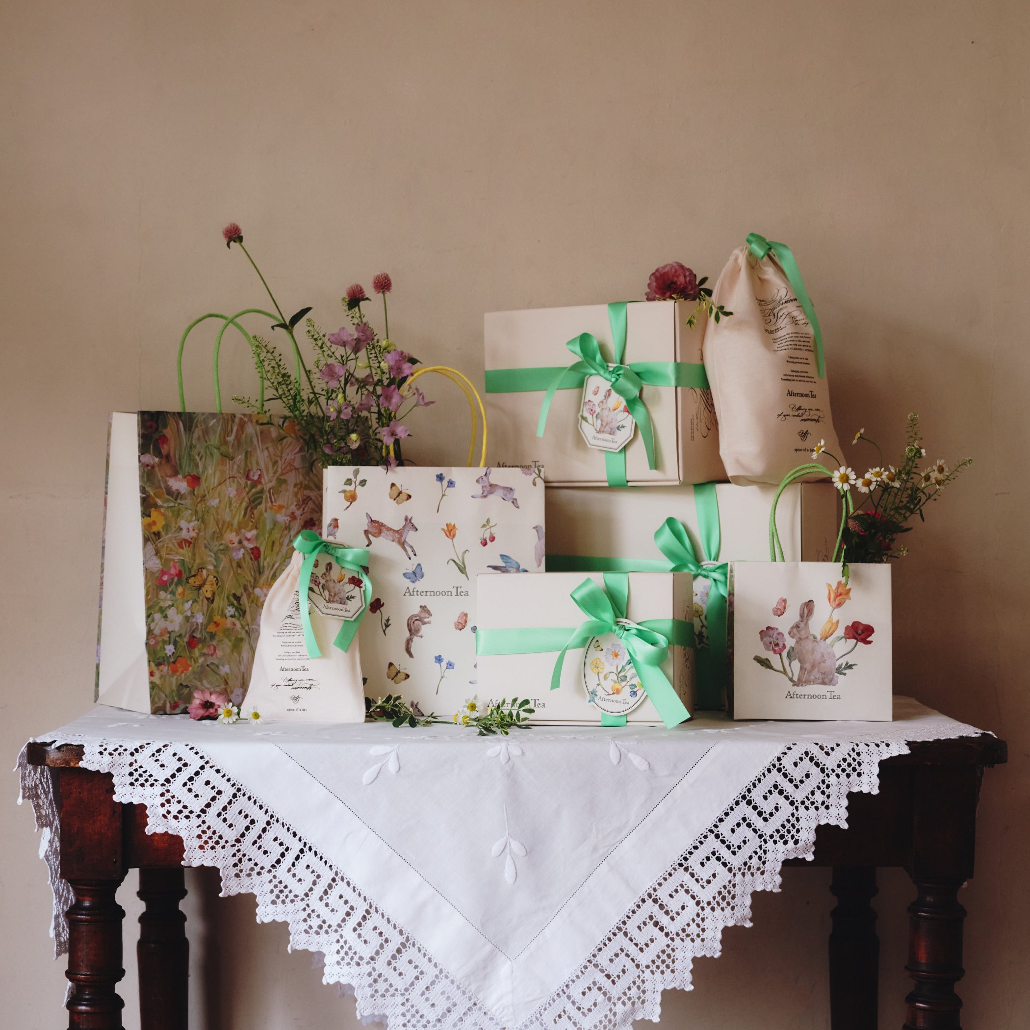 Pembungkus M/S ¥55 per buah, Tas Serut Katun S ¥330, Tas Serut Katun SS ¥330, Kotak Hadiah L/M ¥440 per buah, Kotak Hadiah S ¥330, Pembungkus SS ¥55 *Tag hanya disertakan dengan bahan pembungkus gratis *Tas Serut Katun ukuran SS tidak dilengkapi dengan pembungkus *Semua harga termasuk pajak