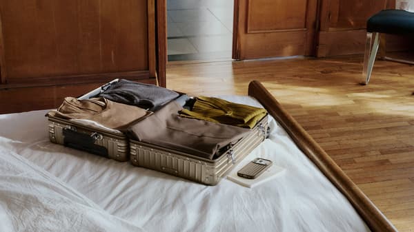 รายละเอียดสี RIMOWA Classic Titanium