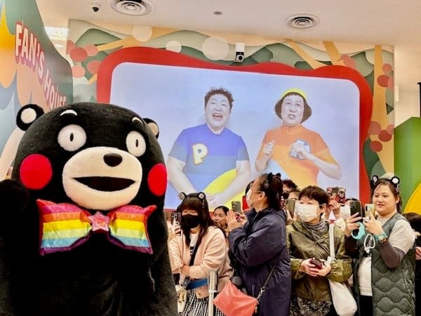 Kumamon recibiendo un pastel de cumpleaños de los invitados en Kumamon Square